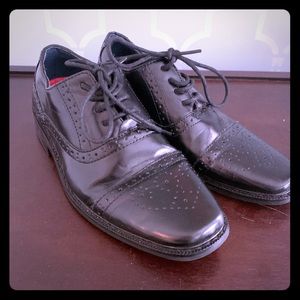 Boys black dress shoes in new condition. Size 1